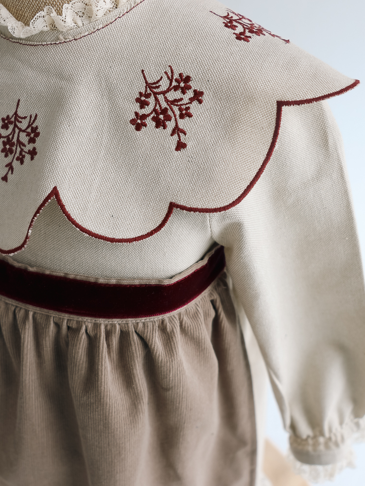 06 VESTIDO LARGO BORDADO DELANTAL