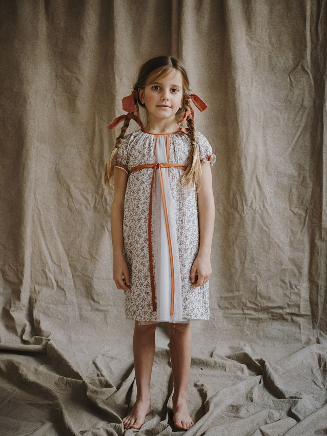 VESTIDO GRECIA CORTO FLORES Y TUL CON CINTAS