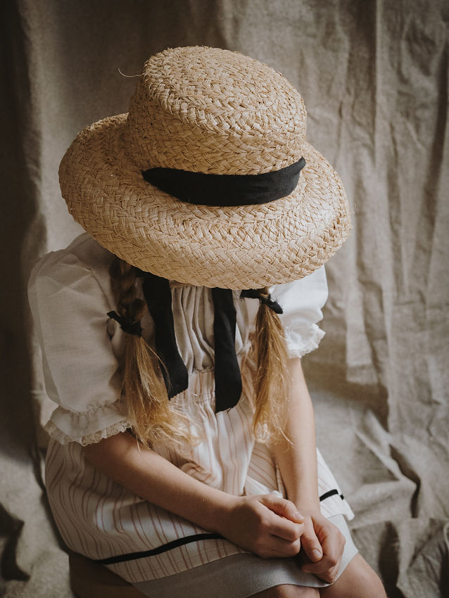 SOMBRERO NIÑA RAFIA CINTA NEGRA