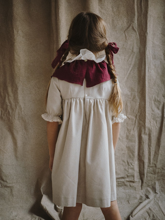 VESTIDO CARLOTA CORTO COTTON TOSTADO M/F CON BABERO ALG